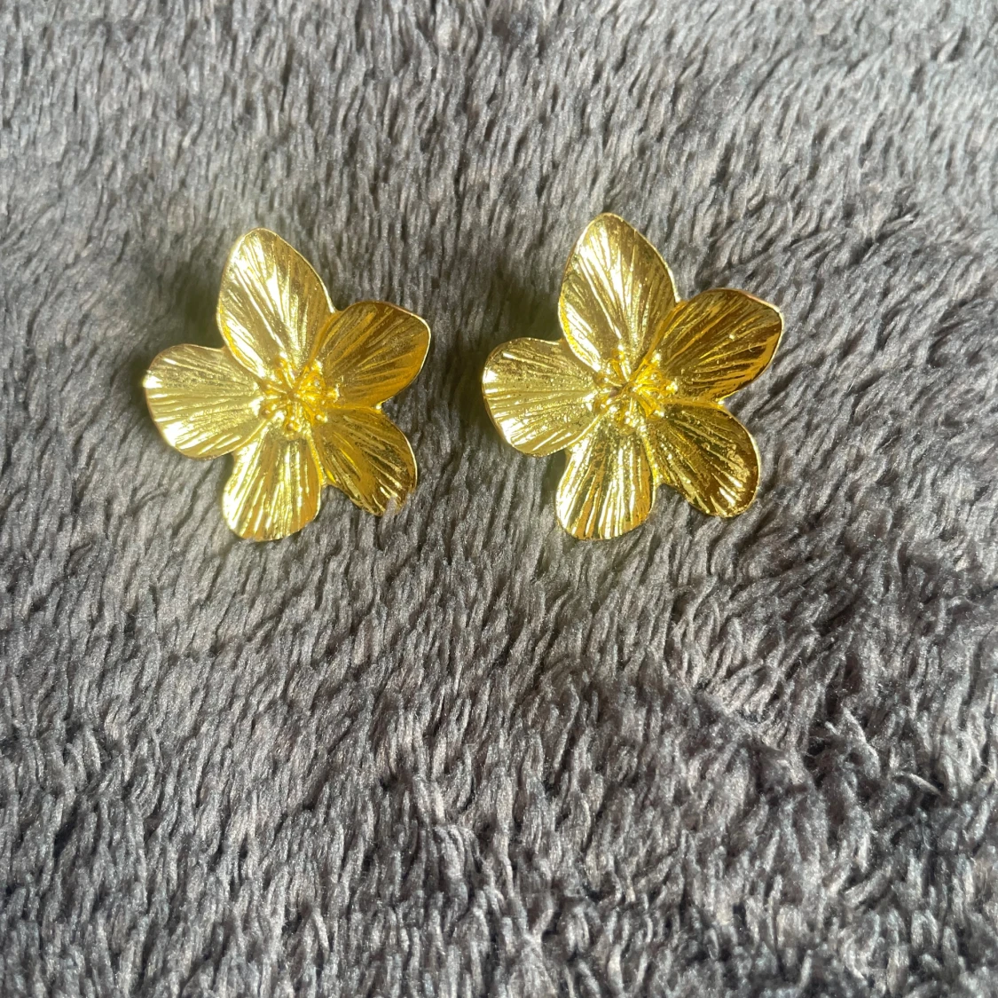 Guldiga blomformade örhängen🤍