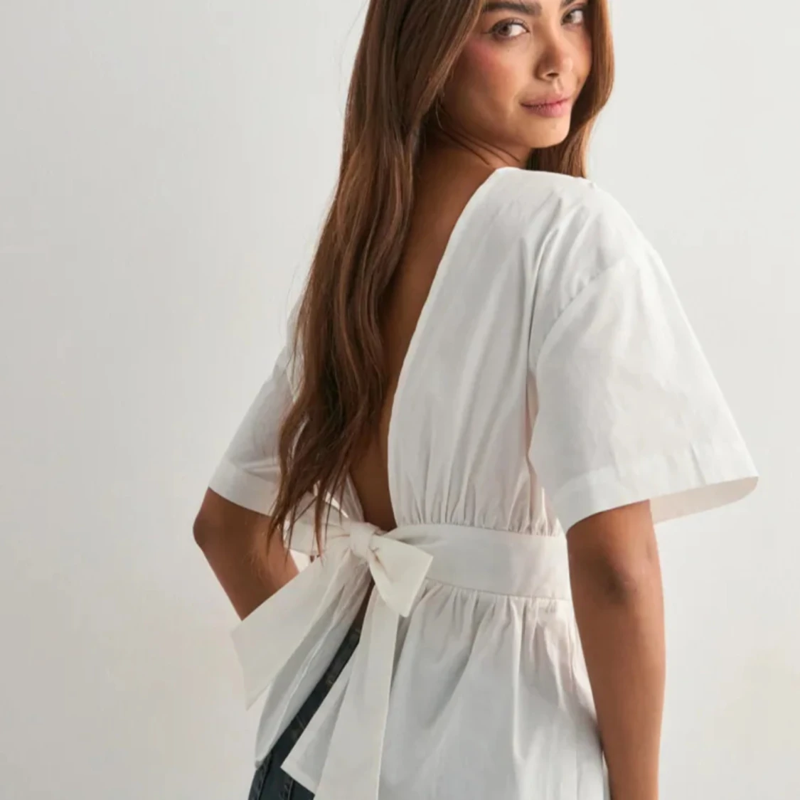 Vit blus med öppen rygg och rosett - 2