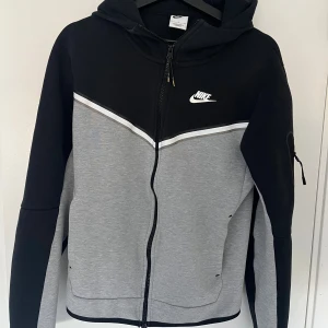 Nike tech  - Helt ny Nike tech. Bara använd under vintern och tycker inte om den längre därför säljer jag den😵‍💫