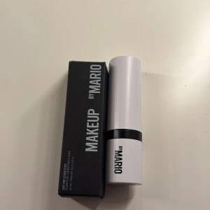 Makeup by Mario blush - Blush från makeup by mario i färgen raspberry. Den är köpt i sommar och bara testad då jag köpt fel färg. Blushen kommer i original förpackning och har en borste på underdelen. Pris kan diskuteras. Ny pris 449kr