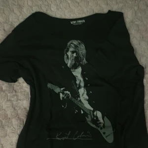 kurt cobain tshirt  - använd fåtal gånger, klippt off shoulder av mig!! 