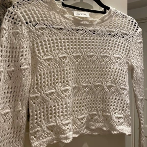 Vit stickad tröja från Monki  - Säljer en vit stickad tröja från Monki i storlek XS. As snygg men ändå simpel💕💕💕