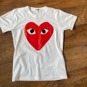 Comme des Garçons Play t-shirt - Säljer denna sprillans nya T-shirt från CDG!      Skick: 10/10(tags sitter kvar).                       Storlek: Medium( sitter lite mindre)!                Pris: 499kr.                                                                Söker du en riktigt snygg T-shirt inför skolan så är denna perfekt för dig! Hör av dig vid minsta lilla funderingen! 