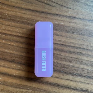 Huda beauty Blush Filter Ube Cream rouge - Flytande rouge i färgen Ube Cream från Blush Filter. Kommer i en söt, lila plastförpackning med modern design. Perfekt för att ge kinderna en fräsch och naturlig glow. Enkel att applicera och smidig att ta med i väskan.