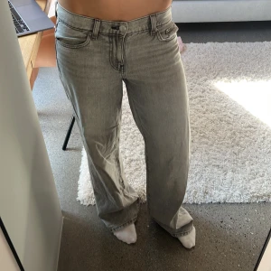 Gråa wide jeans från Perfect Jeans - Säljer ett par gråa jeans från Perfect Jeans i storlek 34. De har en rak och bred passform med klassiska fem fickor och knappgylf. Jeansen är i ett mjukt denimtyg och har en snygg tvättad look som ger en cool vibe. Andvänd helst inte köp direkt utan skriv gärna först🥰