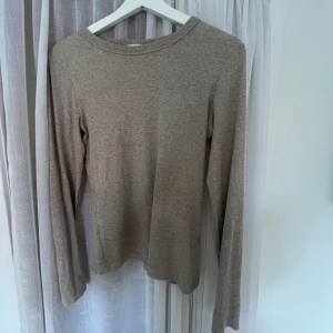 långärmad tröja - Superfin beige långärmad tröja från H&M. Perfekt till hösten🤎🤎