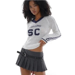 Vit v-ringad tröja från sweet chilling - Säljer en superskön i finstickad v-ringad fitted tröja me lite collage vibe. Köpt nypris 1200kr från Sweet Chilling och i stort sätt nyskick.     Xs-S