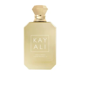 Kayali Vanilla Royale parfym - Upptäck Vanilla Royale från Kayali – en lyxig parfym i en elegant, guldig flaska med geometrisk design och kristalliknande kork. Denna doft kombinerar toppnoter av vaniljorkidé, crème brûlée och gyllene rom. Hjärtnoterna består av vaniljglass, tonkaböna och imperial jasmine. Basnoterna erbjuder en rik blandning av kristalliserad vanilj, patchouli, musk, brunt socker och agarwood. En oförglömlig doftupplevelse som förkroppsligar lyx i varje detalj.       ORDINARIE PRIS: 1090