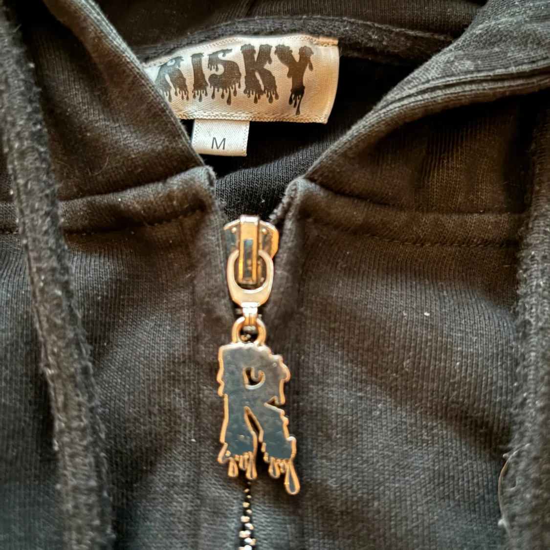 Svart hoodie från Risky med tryck - 1