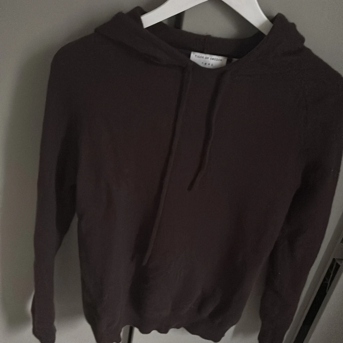 Mörkbrun hoodie från Tiger of Sweden