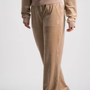 Beigea Juicy Couture byxor - Säljer dessa Juicy Couture byxorna då de inte kommer till användning. Köpta på kidsbrandstore, storlek 14-15år (S). Fint skick💕