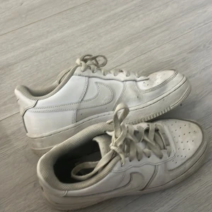 Nike Air Force 1 vita  KÖP EN OCH FÅ TVÅ!! - Klassiska Nike Air Force 1 sneakers köp en o få två Nike air forces