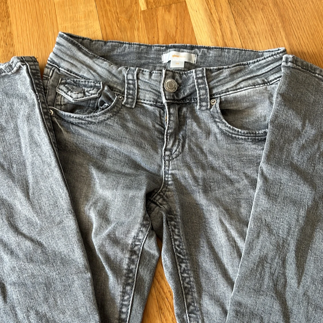Grå bootcut jeans från Gina Tricot - 1