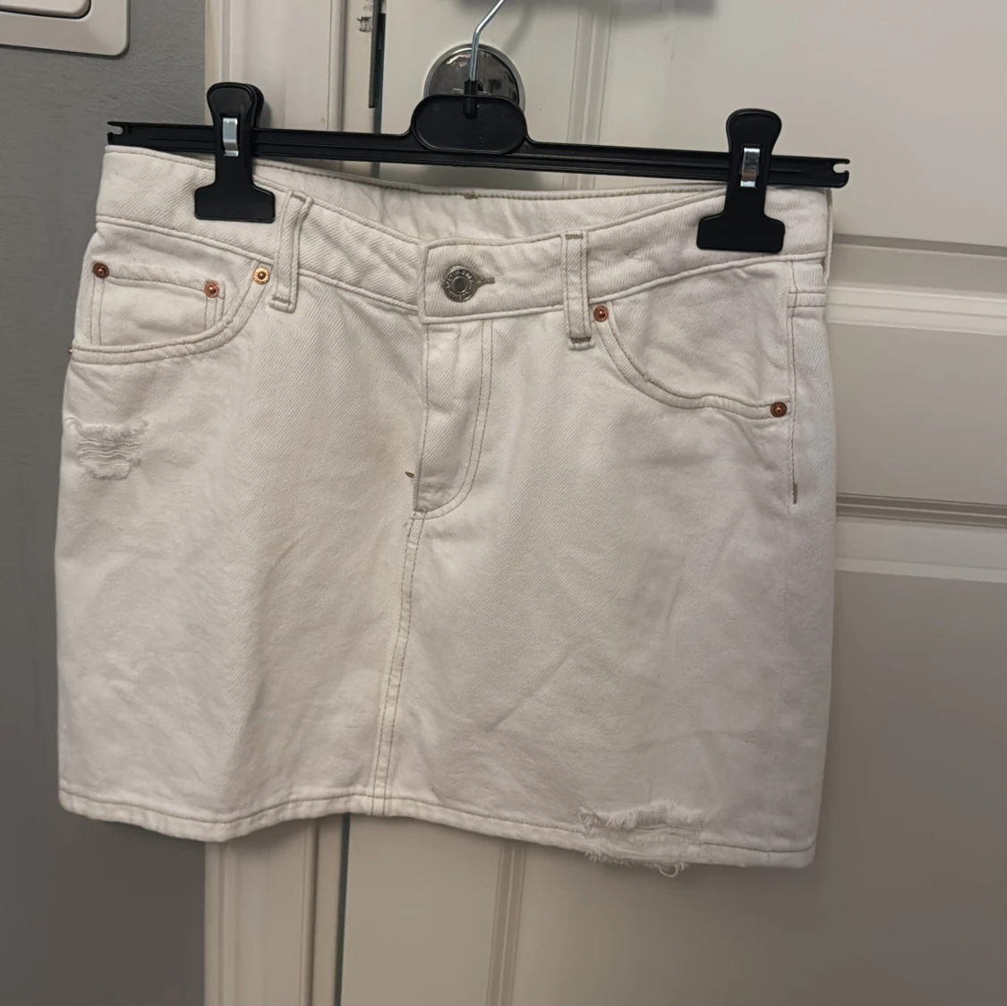 Vit jeanskjol med slitningar