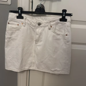 Vit jeanskjol med slitningar - Snygg jeanskjol som använts en gång. Storlek S