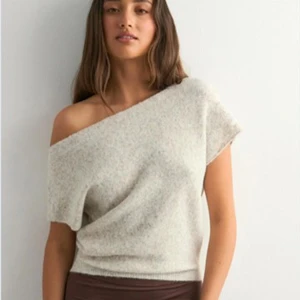 Wide neck stickad topp från Nelly - Snygg wide neck knit top från Nelly. Helt oanvänd med prislappen kvar!🧸🤍