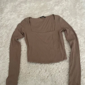 Beige ribbad långärmad topp från Zara - Säljer en beige ribbad topp från Zara med lång ärm och fyrkantig urringning. 