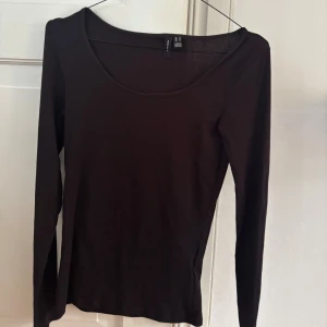  topp Vero Moda  - En svart långärmad topp från Vero Moda i storlek XS. 
