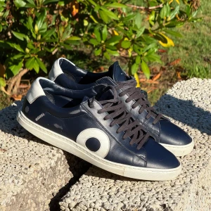 Mörkblå Oliver Cabell Skor (Low 1 Oxford) - Säljer mina Oliver Cabell Low 1 Oxford sneakers i mörkblått. Jag betalade runt 3200 kr totalt (ordpris 2400 kr + tull och frakt), så du tjänar ungefär 1500 kr.  Skorna är riktigt bra kvalitet, men anledningen till att jag säljer dem är storleken. Jag beställde storlek 41, men när jag fick hem dem kändes de lite små. Jag tänkte lämna tillbaks dem men det skulle kosta runt 1200 kr att skicka tillbaks, så bestämde mig att behålla dem. De är sparsamt använda i cirka ett halvår och är i bra skick.