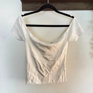 Vit offshoulder topp från H&M Divided - Hel och ren.