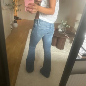 Gina Tricot jeans - Säljer dessa snygga Gina Tricot jeans i storlek xs. Hör av er vid frågor☺️