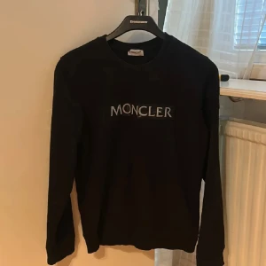 Svart Moncler tröja - Säljer denna då jag inte använder den längre.