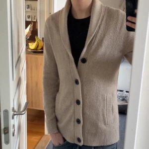 Cardigan  - Säljer nu denna riktigt feta cardigan i storlek xs , men sitter som S. Hör av er vid frågor eller vid funderingar 🤩.