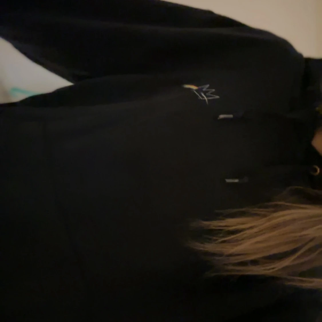 Svart hoodie med krona, strl S