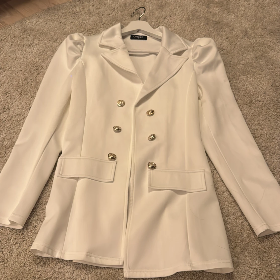 Vit kavaj me guld knappar 