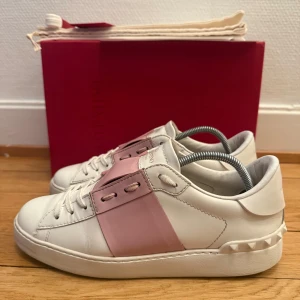 Valentino open sneakers  - Säljer nu dessa fina valentino skor | Super fint skick | Storlek 38 | Kommer med box,dustbag,extra nya snören,valentino kort och kvitto | Hör gärna av er vid frågor eller funderingar 