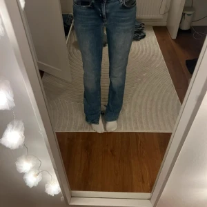 Blå bootcut jeans från ONLY - Säljer ett par snygga blå jeans från ONLY med bootcut passform. Jeansen har klassisk femficksdesign, normal midja och är tillverkade i mjukt denimtyg. Perfekta för dig som gillar en tidlös look med klippta utsvängda ben.