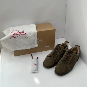 Christian Louboutin skor - Christian Louboutin skor i väldigt fint skick // allt og med följer så, box, dustbags, extra skosnören och papper // storlek 43 // liten skada i skon där hälen sitter (kolla bilder) men annars inget fel alls man kan förmodligen göra de bättre med att limma lite och så // bara komma dm vid frågor eller funderingar!!!