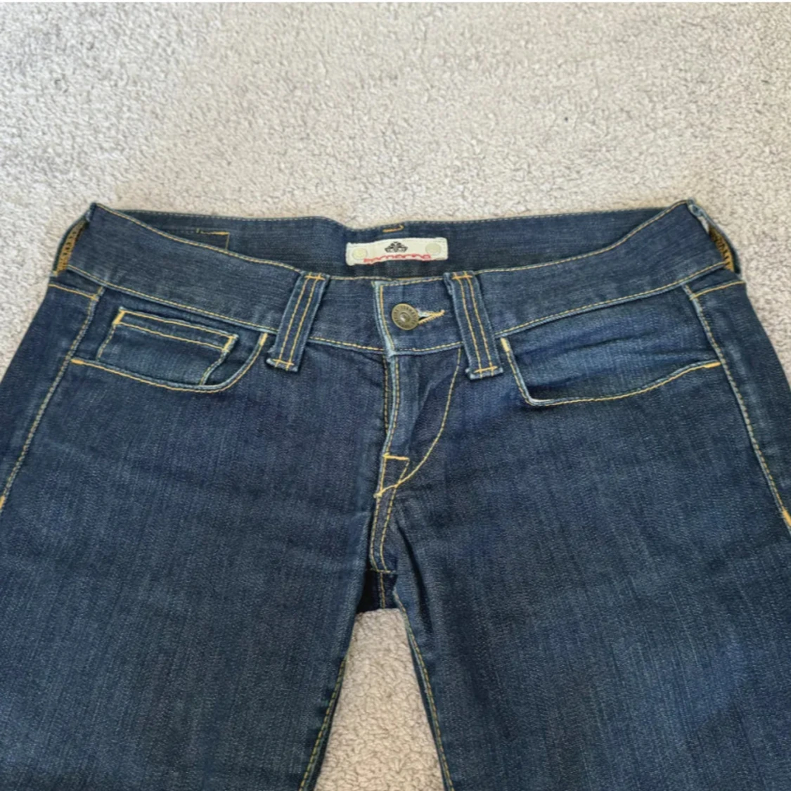 Mörkblå bootcut jeans med låg midja