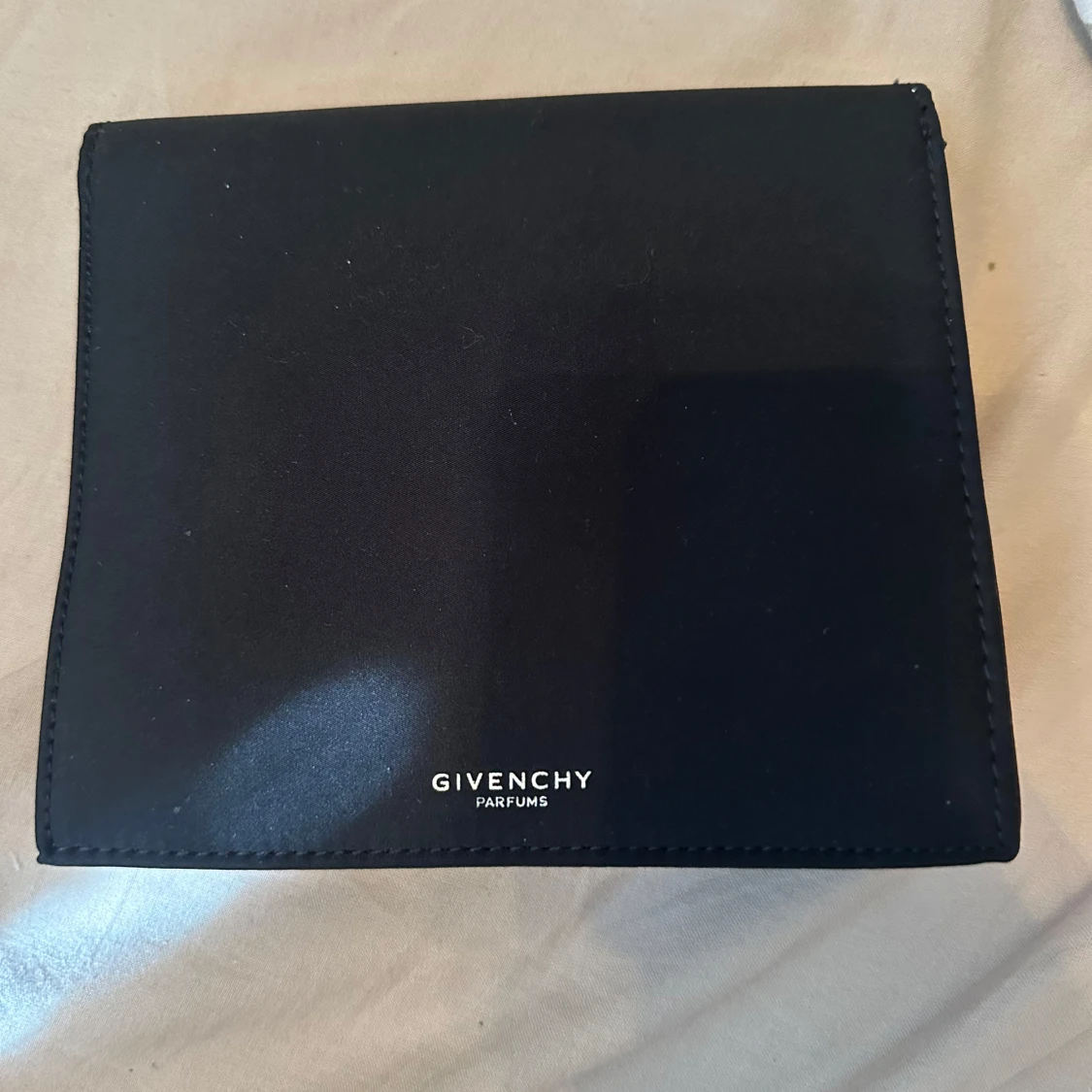 Svart liten necessär från Givenchy - 1