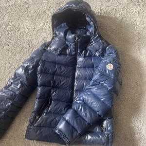 Moncler jacka  - Säljer min moncler jacka i modellen Bady. Den är i storlek 1, köpte på Caspers heat typ för 3 år sedan. Nu är nypris typ 18000kr på denna 