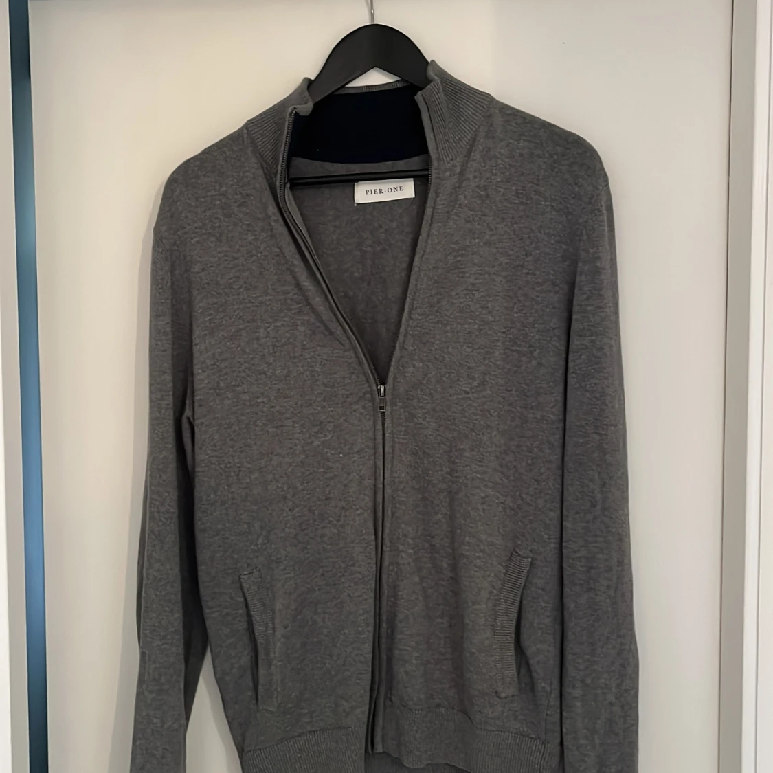 Grå kofta med dragkedja från Pier One