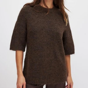 Kortärmad stickad tröja - Stickad tröja från Moa Mattssons kollektion för NAKD. Endast använd fåtal gånger. Nypris 499kr. Tröjan är oversized.