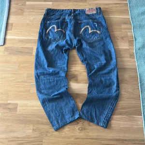 Evisu Original blå jeans vintage  - Jeans from evisu. Their really old so the size tag is washed away but I would guess their w30 and L30. Prise can be discussed. Also a hole under the pants.