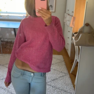 Rosa stickad tröja från Vero Moda - Superfin rosa stickad tröja från Vero Moda med rund halsringning och ribbade muddar. 