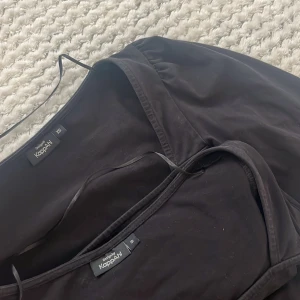 svarta toppar från Kappahl - Två likadana toppar i svart med trendig fyrkantig ringning och puffärmar. Sitter supersnyggt både till vardags och fest! Ena är XS och andra är S