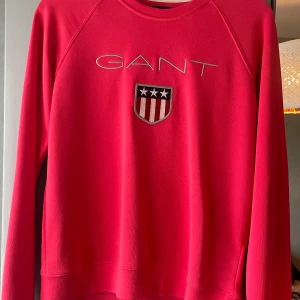 Coral sweatshirt från GANT - Coral sweatshirt från GANT med broderad logga. Tröjan har rund halsringning och långa ärmar. Tröjan är i ny skick och aldrig annvänd. Ny pris ca 900kr