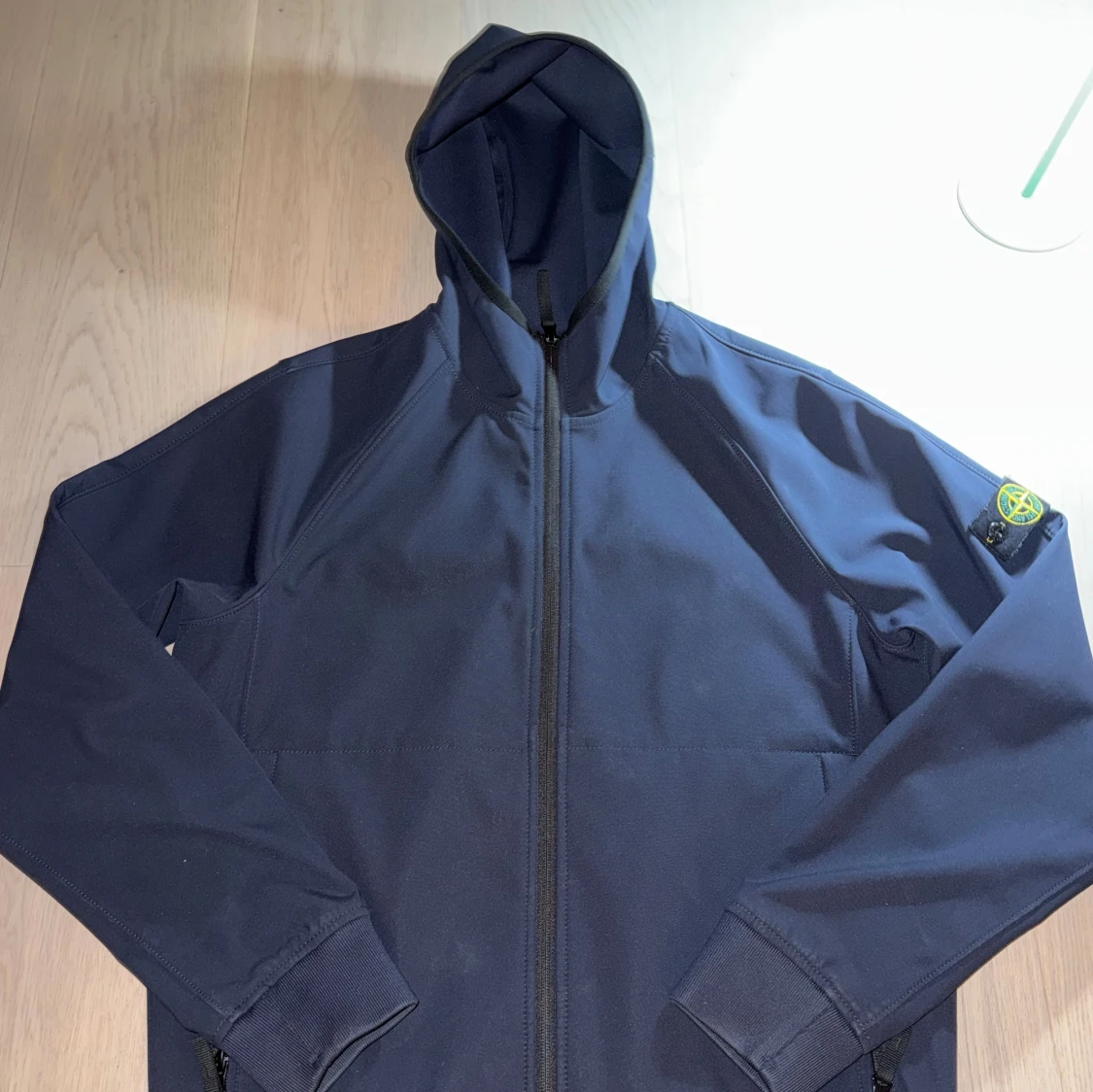 Marinblå vindjacka från Stone Island