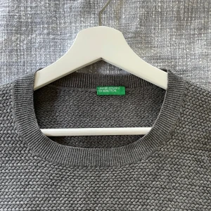 Grå stickad tröja från Benetton Storlek M - Grå grovstickad tröja från United Colors of Benetton i storlek Medium
