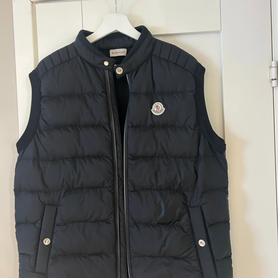 Svart dunväst från Moncler