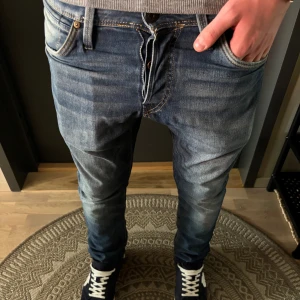 Jack & Jones Slim Fit Glenn Jeans - Tja! Säljer ett par riktigt snygga jeans ifrån Jack n jones | W29 L30 | Färg~Mörkblå | Modell~ Glenn | Jag på bilden är 181! | Hör av er vid minsta lilla fundering🙌