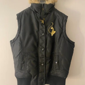 Baby phat väst - Står ingen storlek men skulle säga s/m. Pris går att diskutera💕