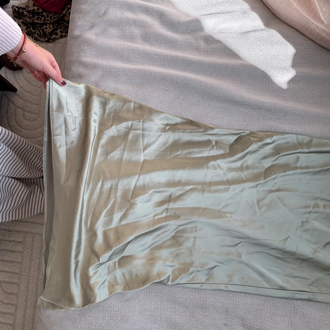 Ljusgrön satinkjol i lång modell - 1