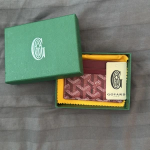 Vinröd plånbok - Aldrig använd 