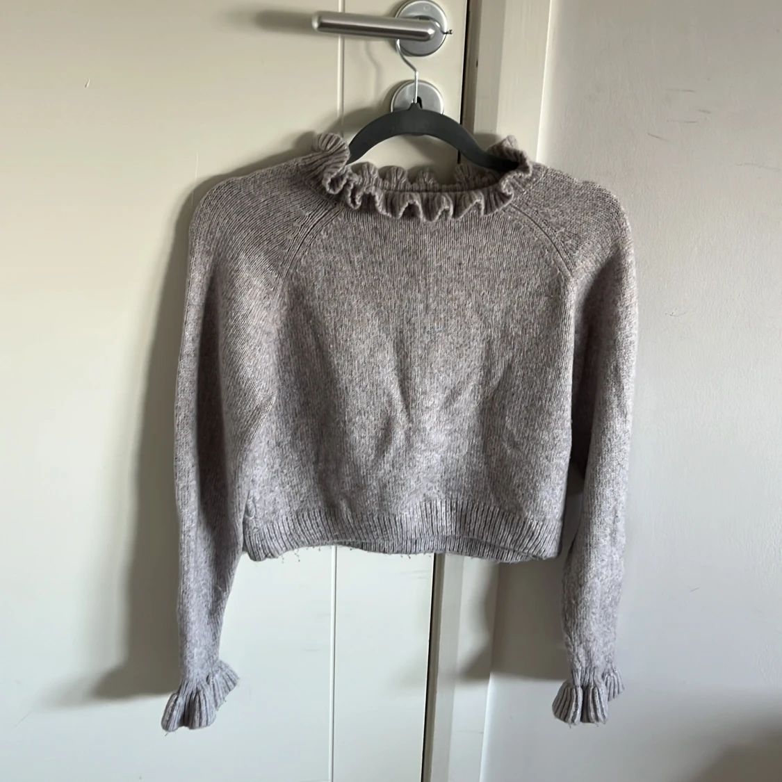 Grå stickad tröja med volangkrage - 1