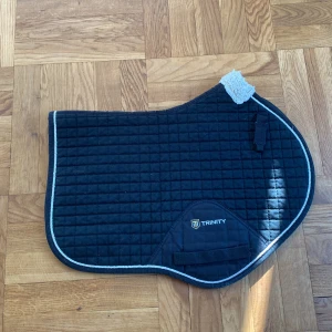 Schabrak, stl ponny. - Fint svart schabrak med fluf längst fram, stl ponny.